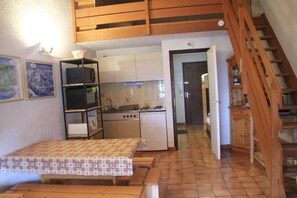 Réfrigérateur, four, plaque de cuisson, cafetière/bouilloire