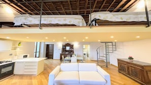 Un appartement de style loft comprenant une cuisine, un coin repas et un canapé.