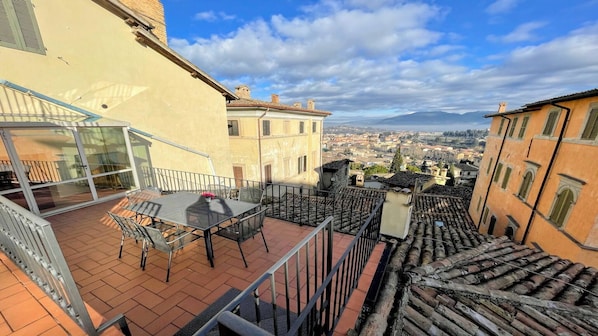 Outdoor dining - 6 Guests apt With Terrace in Pedestrian Historic Centre of Spoleto (Spoleto)
