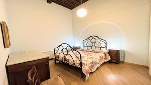 Ein Schlafzimmer mit einem Bett, einem Schminktisch und einem Nachttisch.