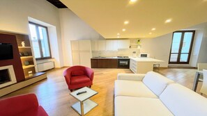 A modern apartment with a living room, kitchen, and dining area. - 6 Guests apt With Terrace in Pedestrian Historic Centre of Spoleto (Spoleto)