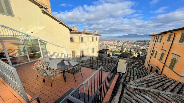 Outdoor dining - 6 Guests apt With Terrace in Pedestrian Historic Centre of Spoleto (Spoleto)