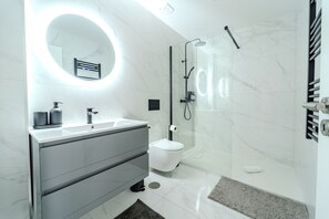 Een douche, een haardroger, handdoeken