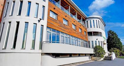 Belvilla Crewe City Centre Hotel | Family room 4