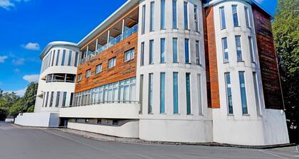 Belvilla Crewe City Centre Hotel | Family room 4