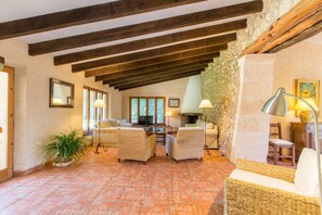 Smart TV, fireplace, DVD player