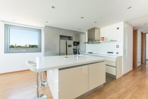 Micro-ondes, four, plaque de cuisson, lave-vaisselle