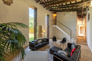 Smart TV, fireplace, DVD player