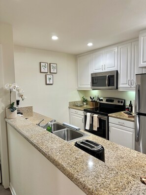 Réfrigérateur, micro-ondes, four, plaque de cuisson