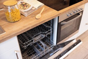 Een koelkast, een microgolfoven, een oven, een kookplaat