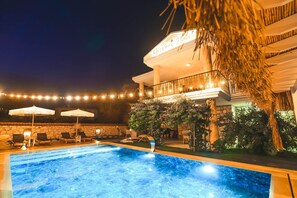 สระว่ายน้ำกลางแจ้ง