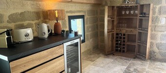 Stone-built cocoon in the center of the village, roof terrace and whirlpool bath