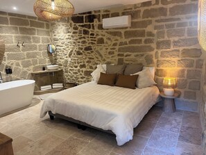Douche, baignoire Ă jets, sĂšche-cheveux, serviettes fournies