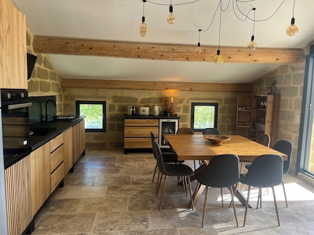 Stovetop. Stone-built cocoon in the center of the village, roof terrace and whirlpool bath