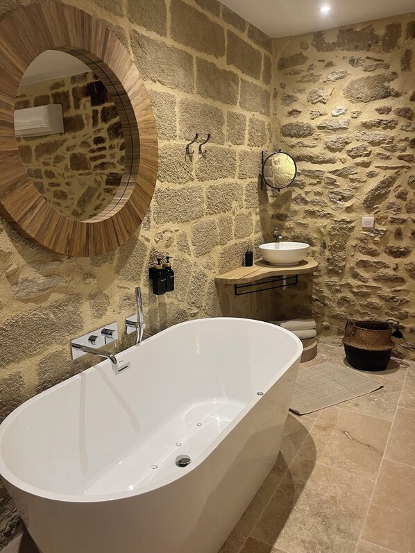 Dusche, Whirlpool, Haartrockner, Handtücher