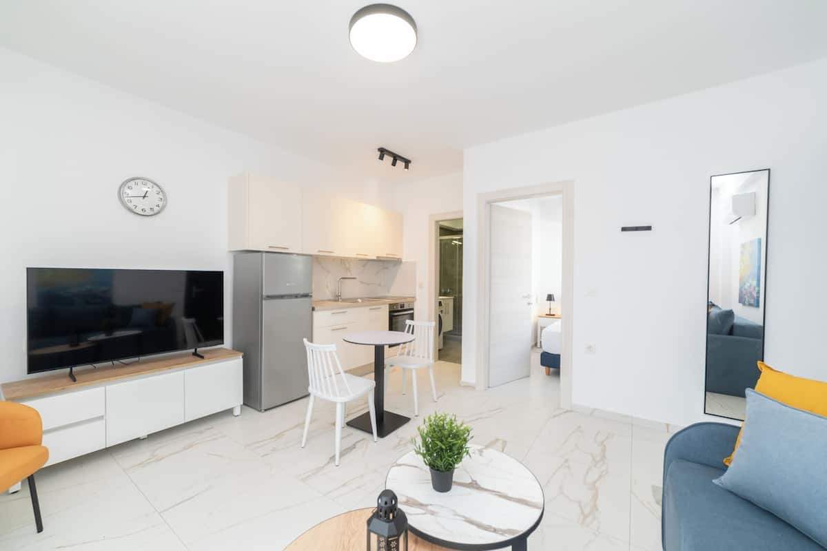 Eenvoudig appartement, 1 slaapkamer | 1 slaapkamer, geluiddichte muren, een strijkplank/strijkijzer