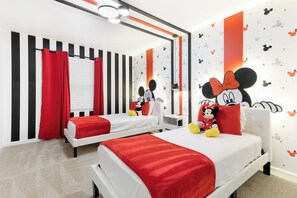5 quartos, ferros/tábuas de passar roupa, berço de viagem