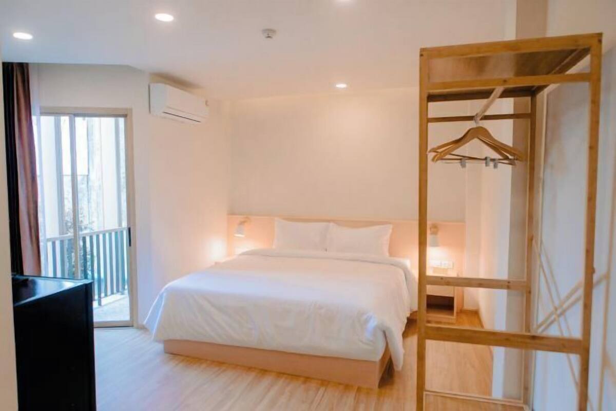 Desk, blackout curtains, free WiFi, bed sheets