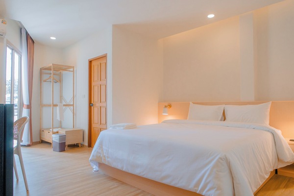 Escritorio, cortinas blackout, wifi gratis y ropa de cama
