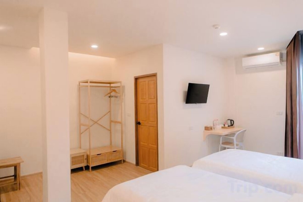 Desk, blackout drapes, WiFi (free), bed sheets