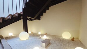 A staircase with a white wall and a wooden railing. - Baan Cocoa Boutique Hotel (Takua Thung)