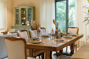 Chambre luxueuse, balcon | Repas dans la chambre