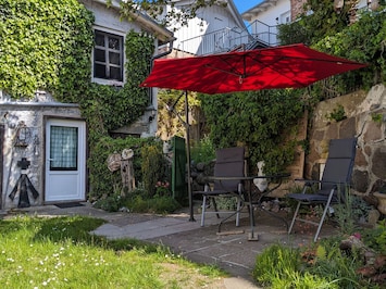 Hausansicht und Terrasse