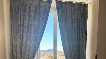 Edredón, caja de seguridad en la habitación y cortinas blackout