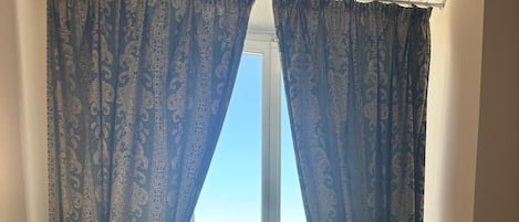 Edredón, caja de seguridad en la habitación y cortinas blackout