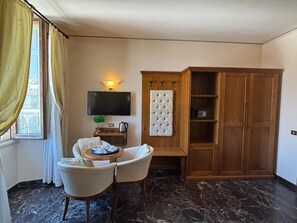 Superior Triple Room, City View | Down duvets, in-room safe, blackout curtains, soundproofing - Hotel Le Due Fontane (Florence)