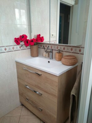 Shower, towels
