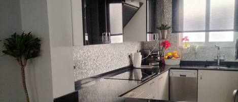 Refrigerador, microondas, horno y cafetera y tetera