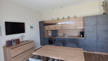 Frigorifero, microonde, forno, piano cottura