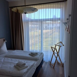 2 bedrooms, desk, WiFi