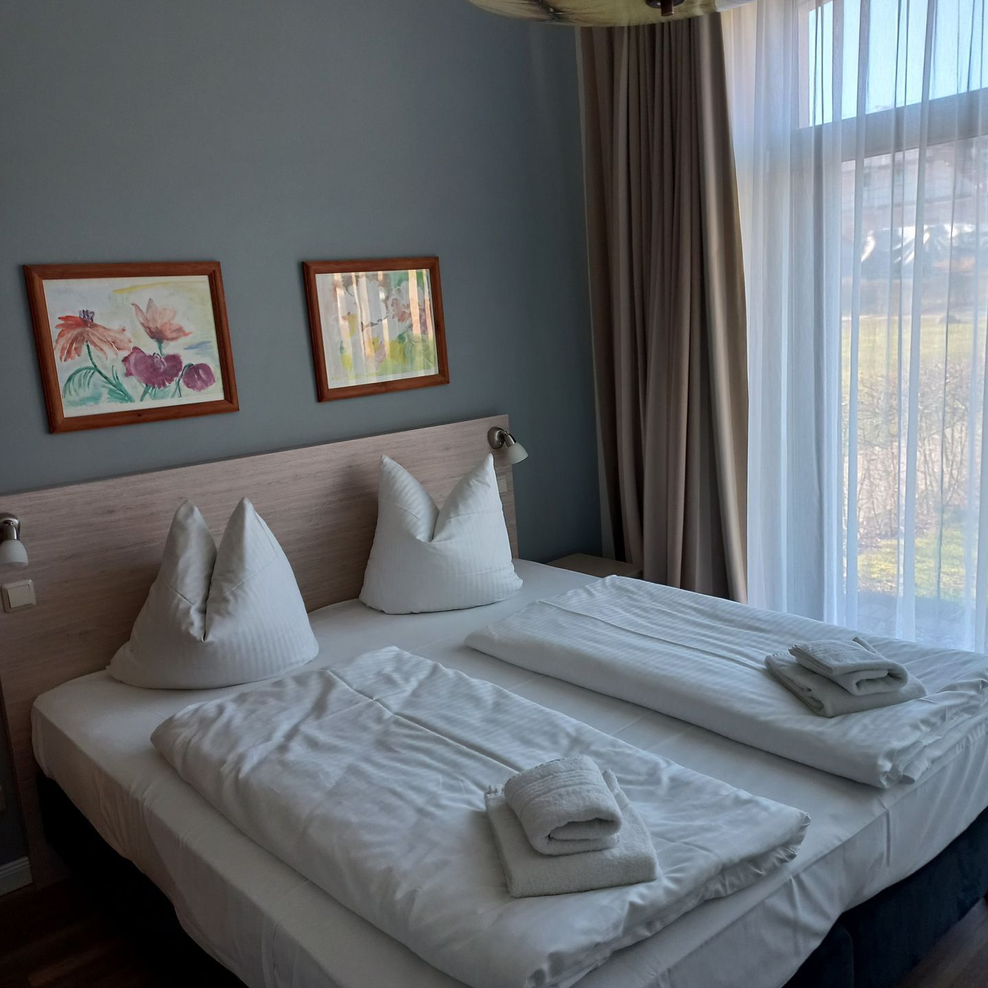 2 bedrooms, desk, WiFi