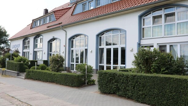 A two-story building with a red-tiled roof and large windows. - Seeadler LH-105 - Comfortable vacation apartment with 2 terraces (Stolpe auf Usedom)