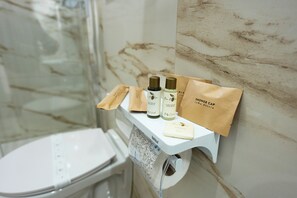 Douche, sèche-cheveux, bidet, serviettes fournies