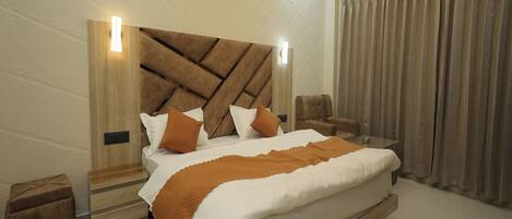 豪華客房, 山景 | 手提電腦工作空間、免費 Wi-Fi、床單