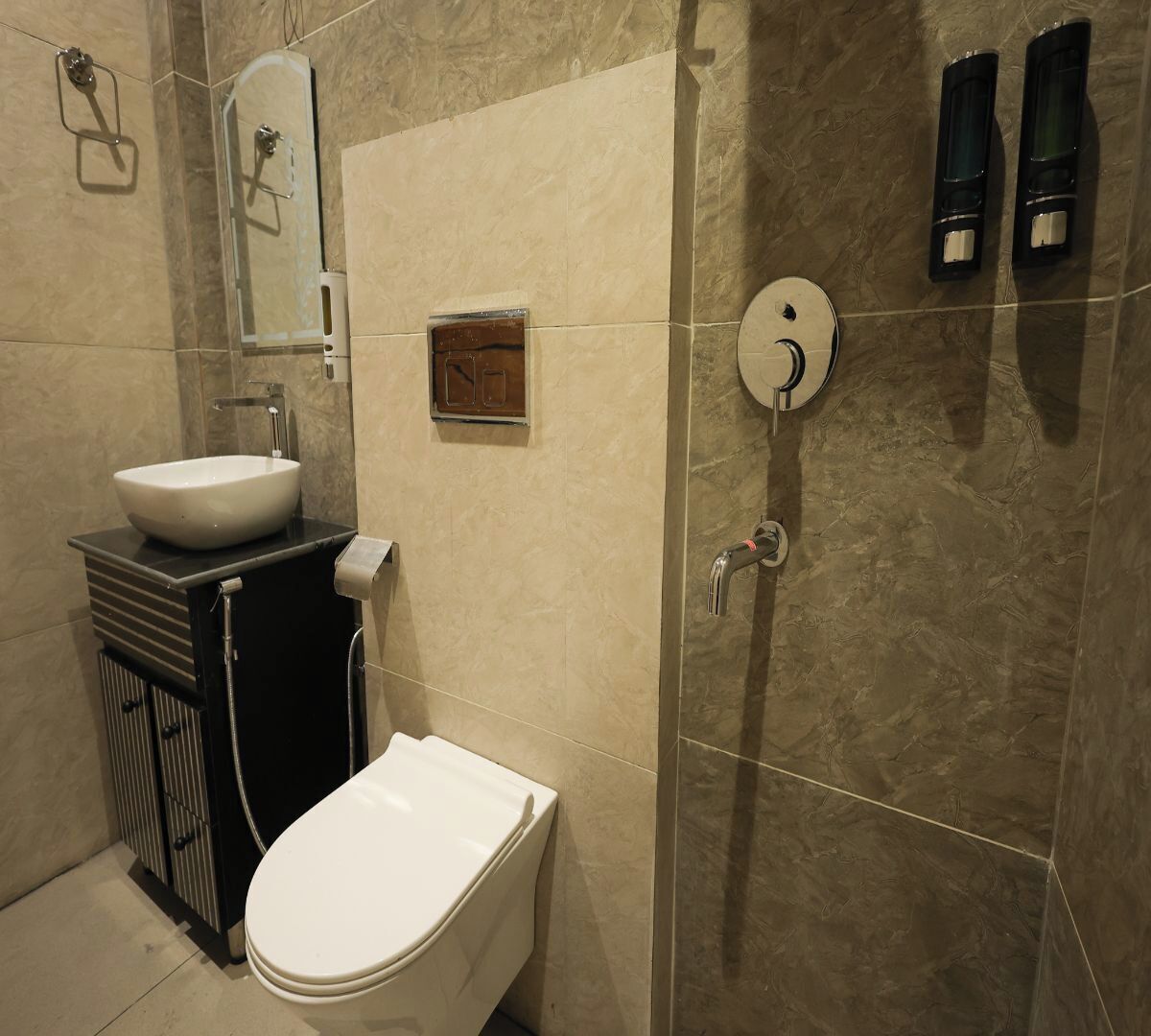 Un bagno con il water, un lavandino e una doccia.