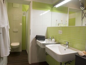 淋浴设施、吹风机、毛巾