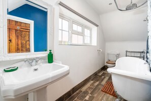 Hiustenkuivaaja, pyyhkeet, saippua, sampoo