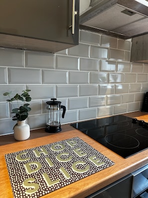 Refrigerador, horno, tetera eléctrica y tostadora 