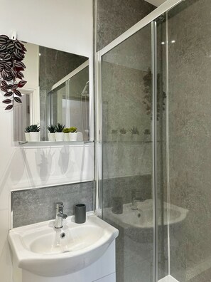 Ducha, toallas, jabón, shampoo