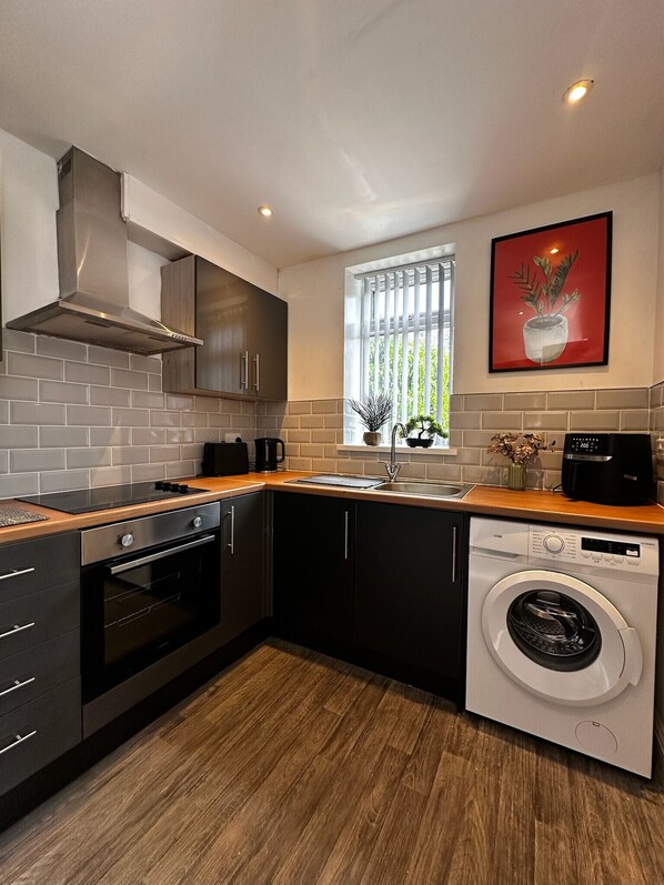 Réfrigérateur, four, bouilloire électrique, grille-pain