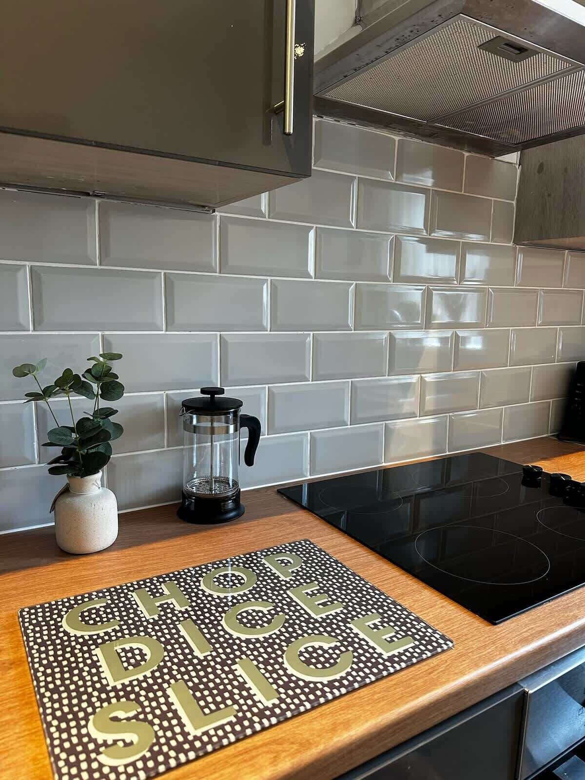 Fridge, oven, stovetop, electric kettle