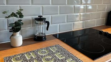 Fridge, oven, stovetop, electric kettle
