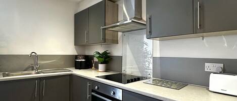 ثلاجة، فرن، غلّاية كهربائية، محمصة خبز