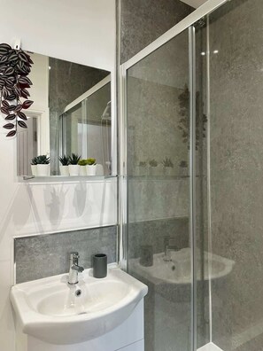 Douche, serviettes fournies, savon, shampoing