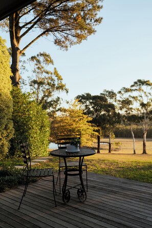 Outdoor dining - Garden Suite | Mount Macedon Winery (Woodend)