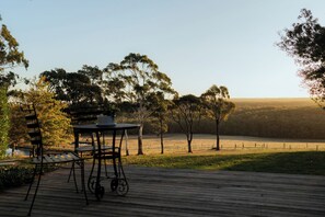 Outdoor dining - Garden Suite | Mount Macedon Winery (Woodend)